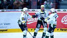 Hokejisté Karlových Varů (zleva) Martin Rohan, Petr Sailer a František Skladaný se radují z gólu.