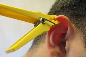 Jednotlivé body na uchu mají schopnost ulevit od bolestí