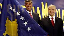 Když v únoru kosovský premiér Hashim Thaći (vlevo na archivním snímku) a prezident Fatmir Sejdiu představovali novou vlajku své země, byli optimističtí. Minulý týden sice začala platit kosovská ústava, nový stát ale uznává jen 42 zemí. 