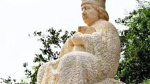 Na hradě Krakovci na Rakovnicku odhalili sochu Mistra Jana Husa, od jehož upálení ve středu 6. července 2011 uplynulo 596 let. Kazatel v podání sochaře Milana Váchy je zachycen vsedě, nemá ani typickou bradku a je spíše obtloustlý.