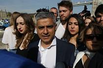 Ve volbách londýnského starosty podle dosavadních výsledků vede kandidát opozičních labouristů Sadiq Khan.