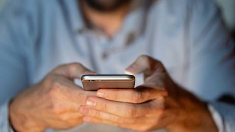 Vědci zjistili, že závislost na chytrých telefonech má negativní dopady na lidskou psychiku.