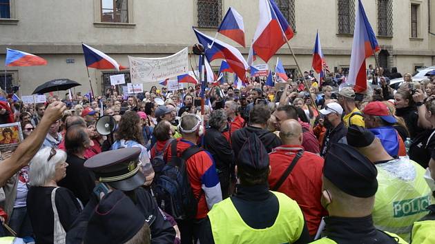 Odpůrci vládních opatření proti šíření koronaviru demonstrují 7. července 2021 na pražském Malostranském náměstí. Protestují mimo jiné proti covidovým certifikátům.