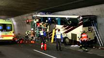 Děsivá nehoda autobusu s dětmi ve švýcarském tunelu v roce 2012.