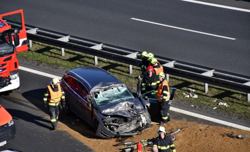 Na 15. kilometru D7 ve směru na Prahu došlo k vážné dopravní nehodě.