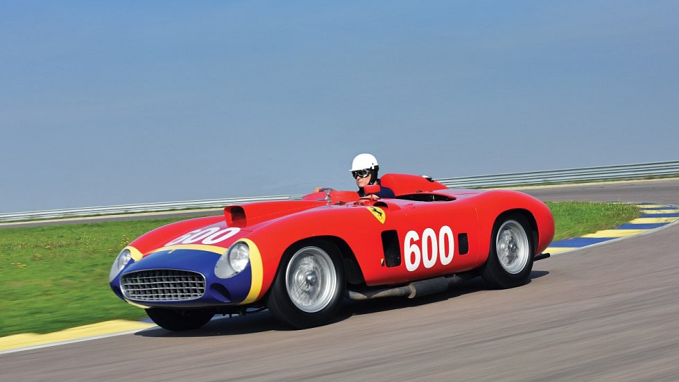 5. Ferrari 290 MM z roku 1956. Závodní speciál pro slavný podnik Mille Miglia má opravdu obdivuhodnou sportovní historii a jeho dvanáctiválec je mistrovským dílem. V roce 2015 byl prodán za 28,1 milionu dolarů (asi 640 milionů korun).