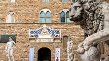 Italská Florencie je nejen domovem Michelangelova Dávida. Nabízí mnohé architektonické a umělecké skvosty. Na snímku replika Davida na náměstí Piazza della Signoria.