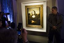 Mona Lisa. Slavný obraz Leonarda da Vinciho je podle mnohých opředen tajemstvím.