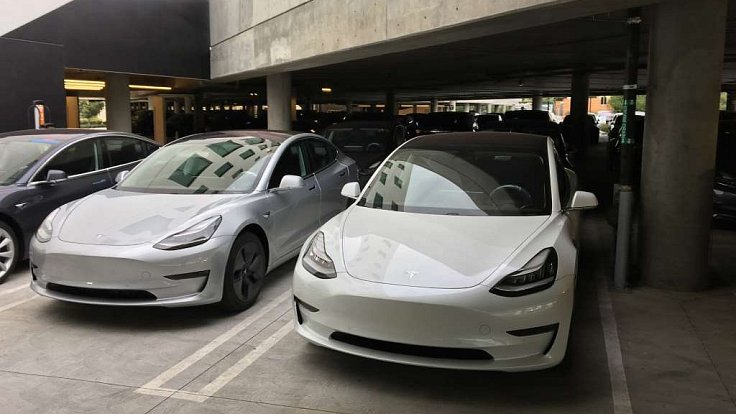 Parkoviště odložených elektromobilů Tesla.