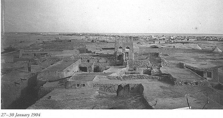 Hlavním městem Kataru je Dauhá, kam se po objevení ložisek ropy a zemního plynu soustředila většina obyvatel, z jejichž původních sídel se stala města duchů. Kdysi ale i Dauhá byla pouze malým městem (na snímku původní Dauhá).