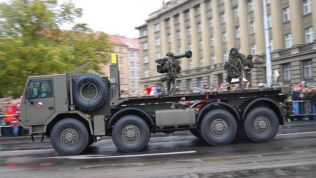 Operátoři RBS-70 na korbě Tatry 815-7