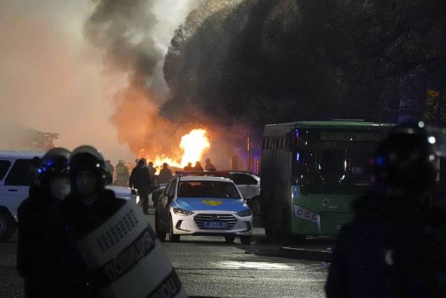 Při krvavých demonstracích v Kazachstánu zemřelo třináct policistů.