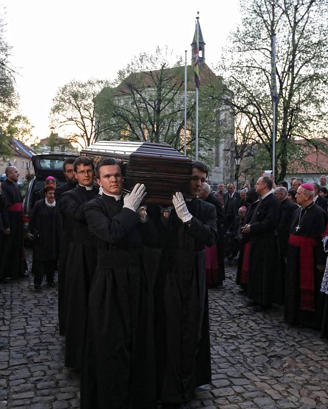 Převezení ostatků kardinála Josefa Berana do Strahovského kláštera.