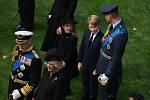 Král Karel III., královna choť Camilla, princezna Charlotte, princ George a William, princ z Walesu, při převozu rakve královny Alžběty II.