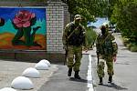 Dva ruští vojáci hlídkují v administrativní oblasti Chersonvodokanal v Chersonu za ruské okupace, květen 2022