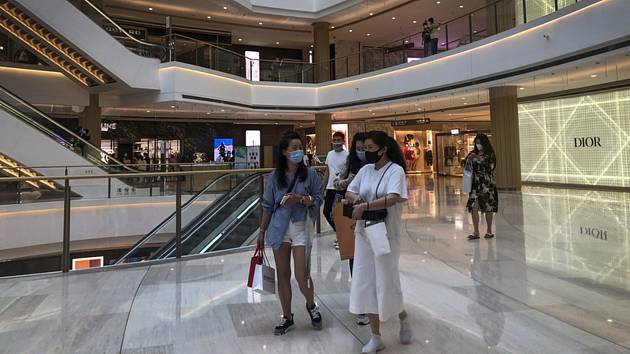 Lidé v obchodním centru v čínské Šanghaji, 29. května 2022