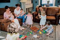 Mamuny - sdílné domácnosti svobodných matek ve společných bytech.