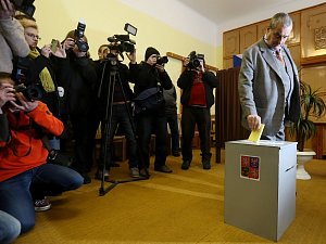 Karel Schwarzenberg vhodil svůj volební hlas v pátek 25. ledna 2013 ve středočeských Sýkořicích na Rakovnicku.