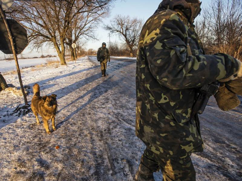  Dva ukrajinští vojáci byli během uplynulých 24 hodin zabiti a dalších 14 zraněno v léčce, kterou proruští separatisté nastražili u Luhanska na východě země. Ilustrační foto.