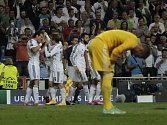 Tomáš Vaclík (na snímku rozmazaný) po jednom z inkasovaných gólů proti Realu Madrid