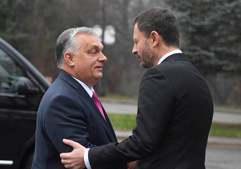 Maďarský premiér Viktor Orbán a jeho slovenský protějšek Eduard Heger.