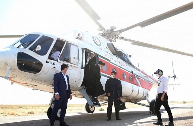 Záchranáři našli na severu Íránu havarovaný vrtulník, ve kterém cestoval íránský prezident Ebrahím Raísí. Stroj zcela shořel