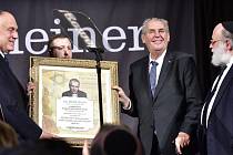 Prezident Miloš Zeman převzal 18. září v New Yorku ocenění za dlouhodobou podporu Izraele a Židů od Americké židovské organizace Gershon Jacobson Jewish Continuity Foundation (GJCF).