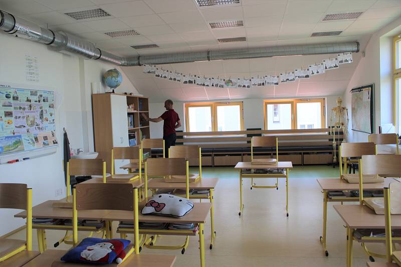 Škola v Malém Újezdu získala dotaci z fondů EU a využila ji pro modernizaci svých prostor, vybudování venkovní učebny a také nákup inovativních učebních pomůcek