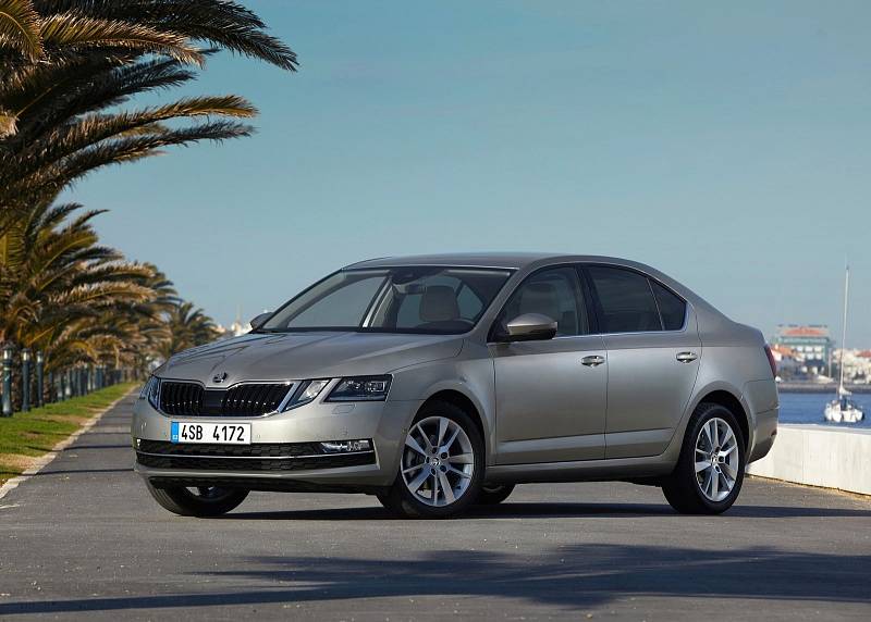 Škoda Octavia (propad o 2756 kusů) Z 14502 na 11746.