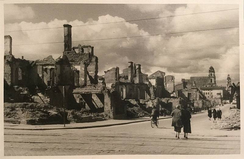 Obyvatelé Minsku procházejí v roce 1943 mezi zničenými domy na rohu Františkánské a Zacharájské ulice