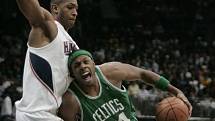 Bostonský Paul Pierce (č. 34) se probíjí přes Ala Horforda z Atlanty.