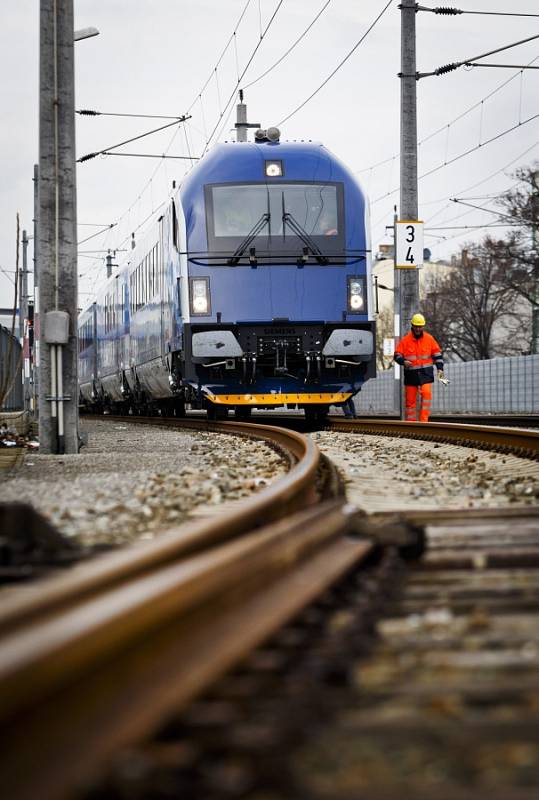 Ve výrobním závodě vídeňského Siemensu byla 12. února novinářům předvedena výroba vlaků Rail Jet pro České dráhy. 