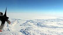 Grónský ledovec Hiawatha. Pod ním se skrývá stejnojmenný obří kráter, který vznikl zřejmě po dopadu asteroidu.