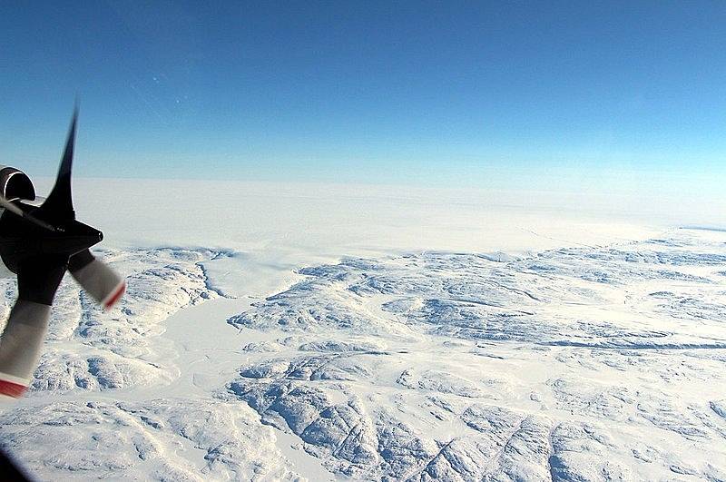 Grónský ledovec Hiawatha. Pod ním se skrývá stejnojmenný obří kráter, který vznikl zřejmě po dopadu asteroidu.