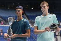 Český talent Jan Kumstát (vpravo) podlehl ve finále juniorského Australian Open Japonci Sakamotovi.