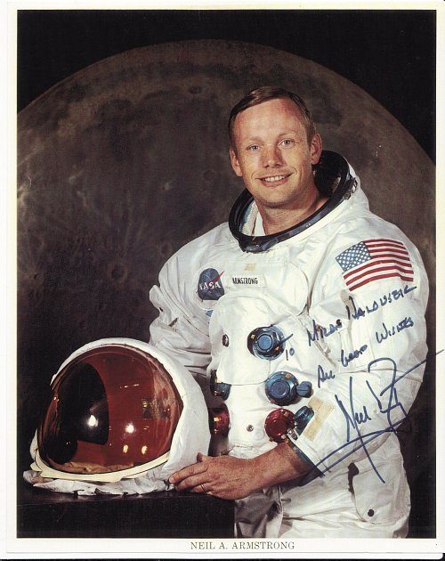 Neil Armstrong daroval Milanovi Halouskovi fotografii i s osobním věnováním.