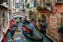 Benátky. Město zavedlo poplatek 3 eura za vstup do historického centra pro turisty, kteří se tu neubytují. Do laguny město také zakázala vjezd obřích výletních lodí