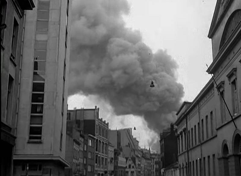 Požár obchodního domu L'Innovation. Ačkoli se do boje s ohněm zapojilo více než 150 hasičů, vyžádal si požár 325 lidských životů, 80 lidí bylo zraněno
