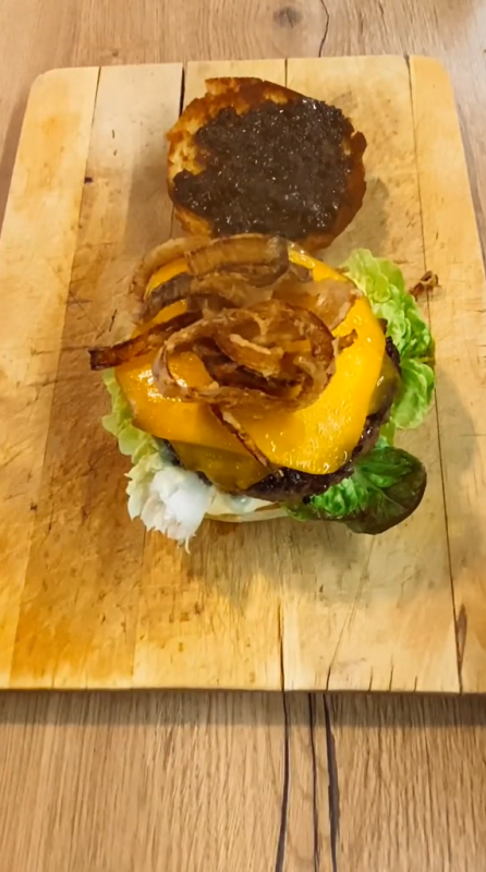 Tento lahodný burger si zamilujete