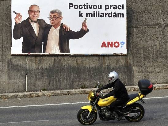 Billboardy útočící na lídra hnutí ANO a podnikatele Andreje Babiše se objevily v Ostravě, říjen 2013.