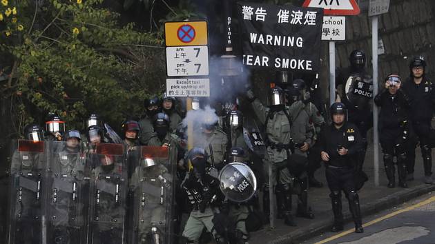 Policisté v ulicích Hongkongu (na snímku z 14. listopadu 2019)