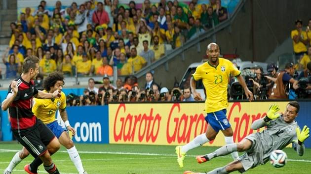 Střelec Německa Miroslav Klose (vlevo) překonává brankáře Brazílie Júlio Césara.