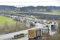 Před hraničním přechodem Rozvadov na Tachovsku na dálnici D5 na výjezdu z Česka do Německa se tvořily 15. dubna 2020 kolony nákladních vozidel dlouhé deset až 15 kilometrů. Kolony kamionů se tam kvůli kontrolám zavedených jako opatření proti šíření korona