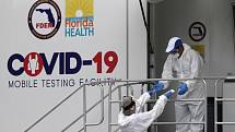 Testovací místo na nemoc covid-19 v americkém Miami Beach na Floridě, 17. července 2020