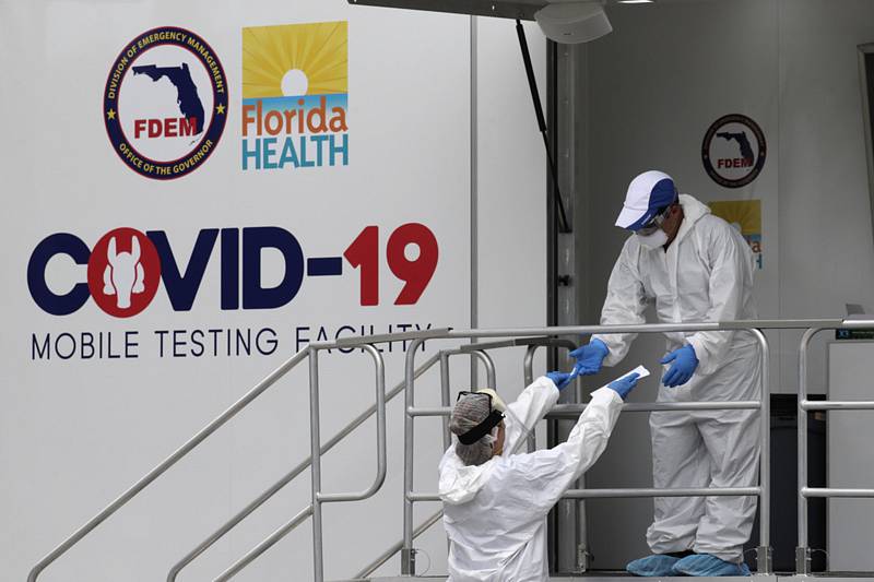 Testovací místo na nemoc covid-19 v americkém Miami Beach na Floridě, 17. července 2020