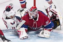 V přípravném zápase NHL podlehli Montreal Canadians na ledě Washington Capitals 3:4 po nájezdech. Na snímku Jakub Vrána v souboji s brankářem Mikem Condonem.