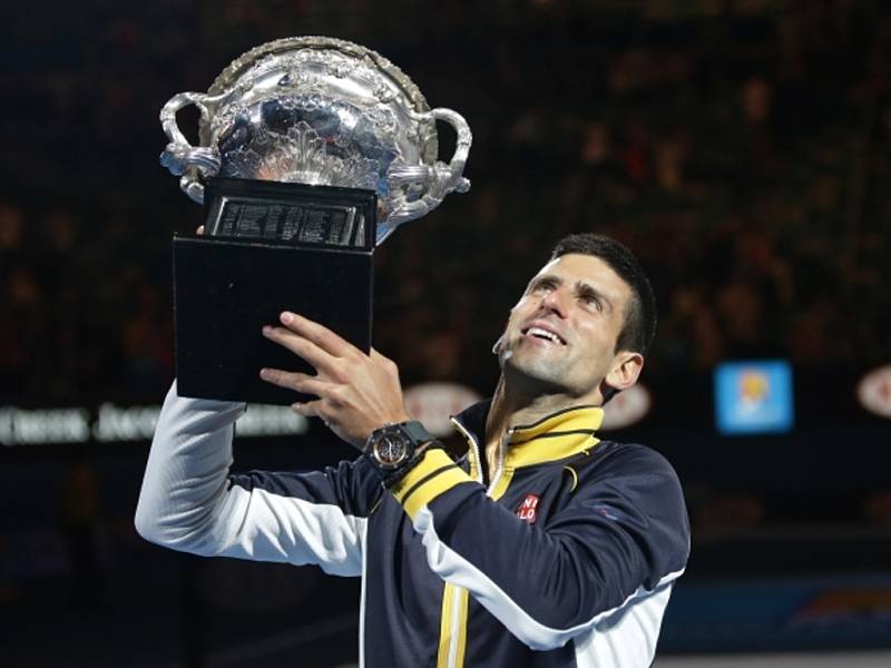 Novak Djokovič září, počtvrté v kariéře ovládl Australian Open.