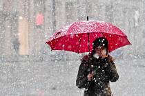 Žena s deštníkem ve sněhové přeháňce - ilustrační foto.