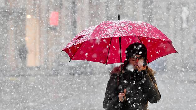 Žena s deštníkem ve sněhové přeháňce - ilustrační foto.