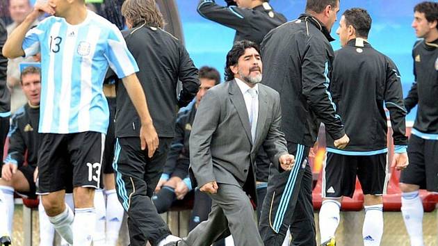Trenér Argentiny Diego Armando Maradona si extázi po gólu mohl v utkání s Nigérii vychutnat jen jednou.
